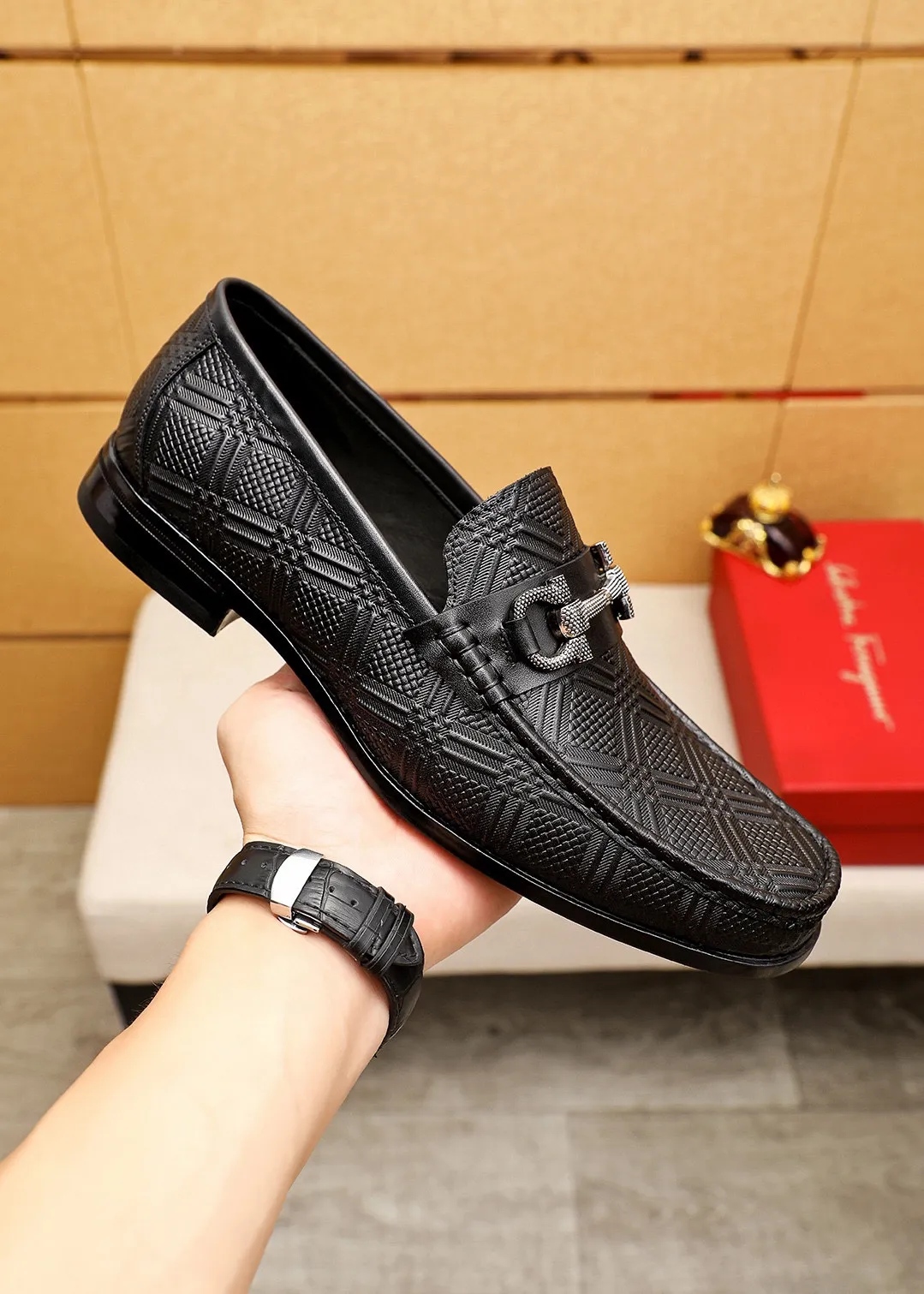 Men's shoes 💰460 💐 Product trademark: Ferragamo "Ferragamo" casual leather shoes Regular size: 38-44 (45.46🉑️customized) Product materials: Selected imported first-layer calfskin embossed upper + luxury hardware buckle, imported water-dyed cow leather lining. Strong three-dimensional visual effect, original rubber outsole Color: 1⃣️color optional